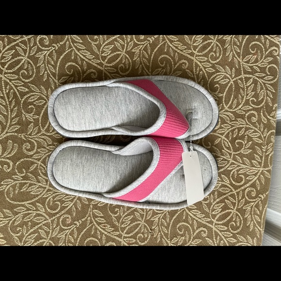 ISOTONER women’s Flip Flops 7.5-8